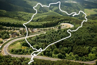 Egy autós meghalt, heten megsérültek hétfőn a Nürburgringen