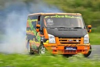 10. CSÚSZTASSUK MEG! Tisztelet a lengyel Transit Center Motorsport csapatának, amiért megépítették V8-as driftbuszt.