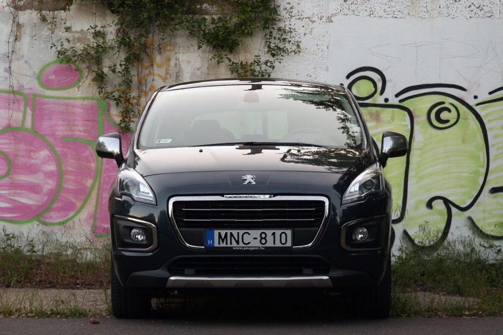 Leginkább szemből változott a 3008, eleje most a 2008 orrára hasonlít