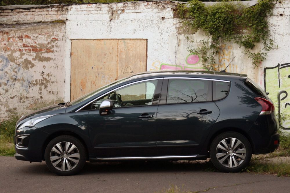 1,2 millió forintos engedmény jár az összes 3008-ra, kivéve az alapváltozatot, arra 1 270 000 Ft és a hibrideket, amelyekre 200 ezer forint