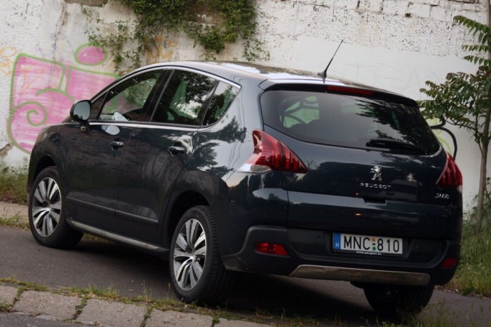 Peugeot 3008 2,0 HDi – Mit sem változott 8 Kényelmetlen a rugózás, gyors kanyarokban a 3008 nehézkesnek érződik, de az úttartás nagy sebességnél is biztonságos