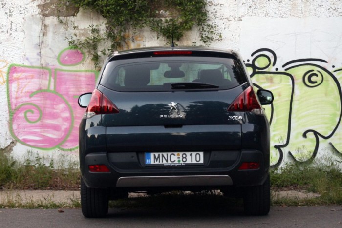 Peugeot 3008 2,0 HDi – Mit sem változott 5 Az 1,6 THP és a 2,0 HDi hátsó futóművében a Dynamic Rolling Control egy harmadik lengéscsillapítót takar, 20 baros nyomással. A plusz lengéscsillapító csak kanyarban aktív, csökkentve az oldaldőlést. Kivált egy drabális keresztstabilizátort, amely nehéz és rontaná a kényelmet egyenesen haladva