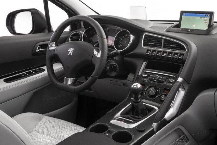 Peugeot 3008 2,0 HDi – Mit sem változott 2 Változatlanul az autó erőssége a jó minőségérzet, az alapos összeszerelés és kellemesen magas üléshelyzet