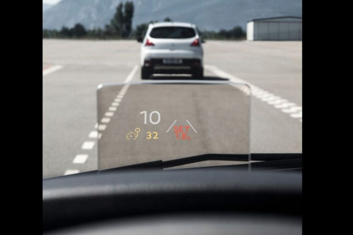 Peugeot 3008 2,0 HDi – Mit sem változott 7 Beállítható, hogy a rendszer mekkora követési távolságnál figyelmeztesse a vezetőt. Nagyon hasznos funkció ráfutásos balesetek elkerülésére