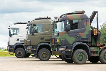 Civil kamionok katonai köntösben