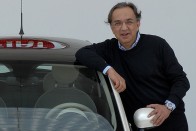 Sergio Marchionne egy Fiat 500-assal, mosolyogva