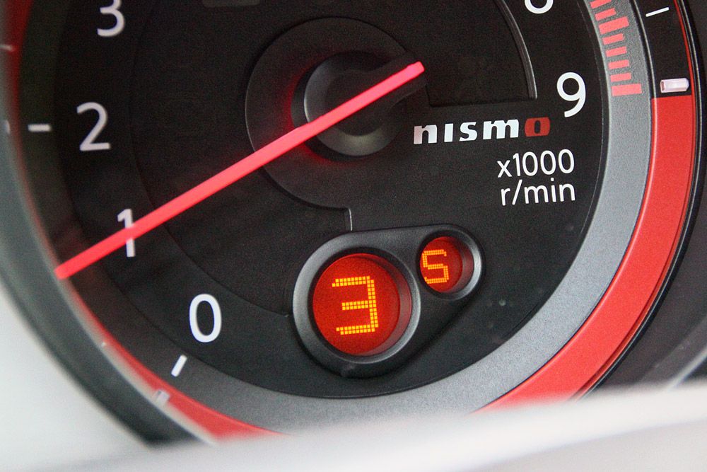 APró szám jelzi ki, melyik fokozatban is avgyunk. A 370Z Nismo csak hatfokozatú kéziváltóval kapható. A kis piros S nem a sportosságra utal, hanem a motort a visszaváltásokkor a megfelelő fordulatszámra felpörgető SynchroRev Match jele. Érdemes használni, simává, élvezetessé teszi a visszaváltásokat.