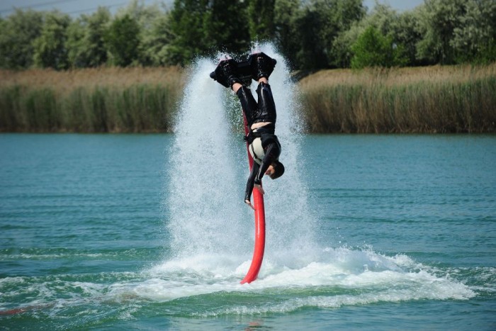 Gerencsér Olivér 11 évesen lett flyboard magyar bajnok. A víznyomás emeli fel a szerencsést, akár 100-110 kilós embereket is. A hasonló figurákig sokat kell gyakorolni, de pár óra után már élvezetes a repülés, ha sikerül ráérezni