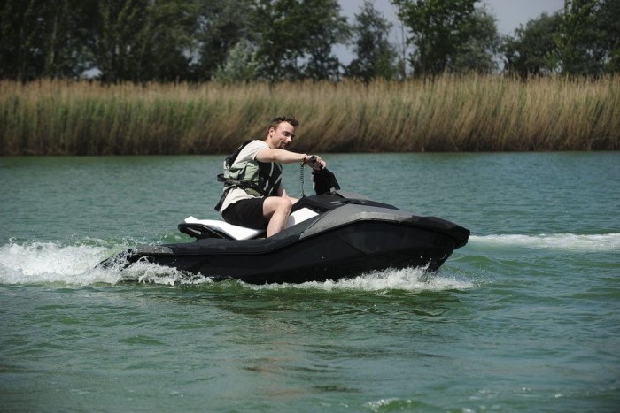 Jetskizők lepik el a Pest környéki tavakat 3 1500-as, feltöltős motorja van a legerősebb, 200 lóerő felett teljesítő modelleknek, de 90 lóerő is veszedelmesen gyorssá teszi a jetskit