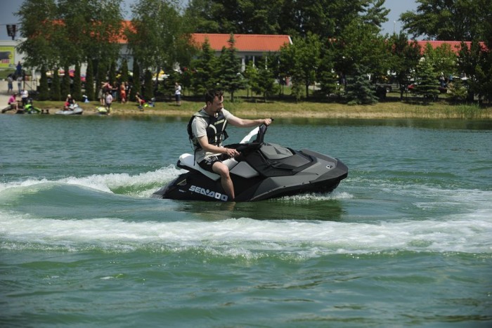 Jetskizők lepik el a Pest környéki tavakat 4 Csak gázzal: ha nincs gáz, nincs vízsugár, kanyarodni pedig csak a sugár irányának elfordításával lehet