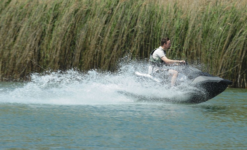 Bevésődő élmény a vízen hasítani. 40-50 km/óra már felpezsdít, a 70-80 küzdelmes