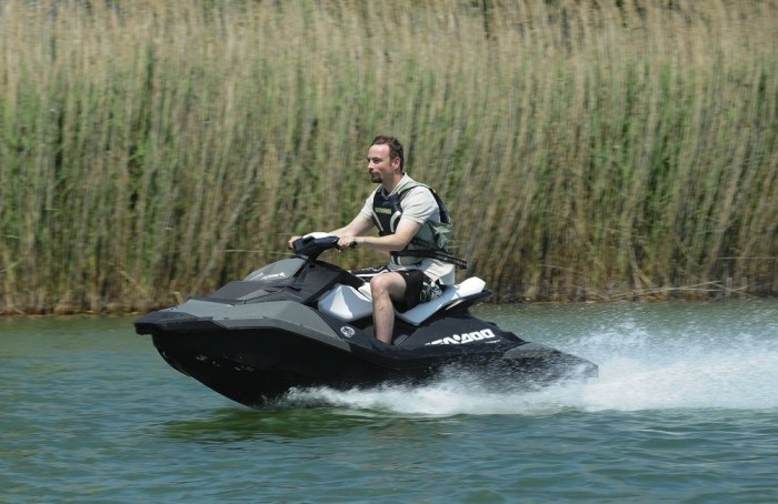 Jetskizők lepik el a Pest környéki tavakat 2 Sporteszközként megmaradtak az álló jetskik, de a népszerűbb típusokon mind ülni lehet. Van háromszemélyes verzió is