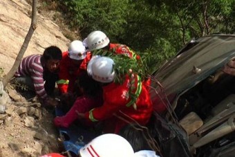 Napokig feküdt halott férje mellett a roncsban