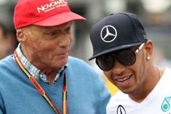 F1: Lauda szétcsap a mercisek között