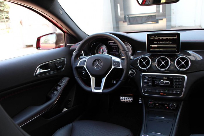 Mercedes GLA – A szerethető szakállas nő 5 Modern klasszikus a GLA belső tere, ahova pár tétel bepipálásával több millió forintnyi extrát helyezhetünk el