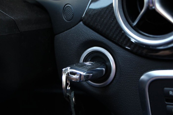Még mindig kulccsal indul a Mercedes GLA, nincs kártya, vagy gombnyomás. 
