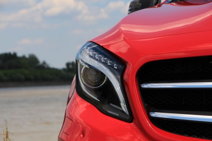 Mercedes GLA – A szerethető szakállas nő 4 Jellegzetes a GLA-ban is látható összetett, LED nappali menetfénnyel kiegészített Mercedes fényszóró