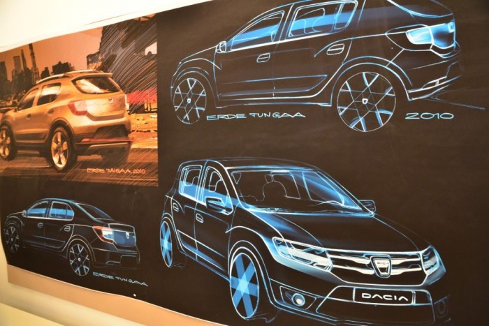 A Dacia, és ami mögötte van 9 A Renault-nak van még "dizájncentere" Párizsban, Dél-Amerikában, Koreában és Indiában. Mindenhol ugyanazt a szabványt és technológiát használják, így ha valakit áthelyeznek egyik helyről a másikra, nem kell külön a betanításra időt vesztegetni