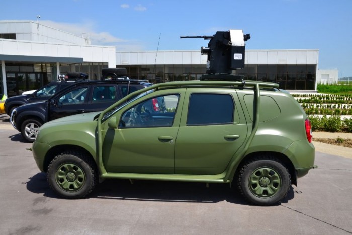 Így pusztít a géppuskás Dacia 6 | Vezess A bejáratnál rögtön több prototípus is fogadott minket, köztük ez a géppuskával felszerelt, katonai Duster