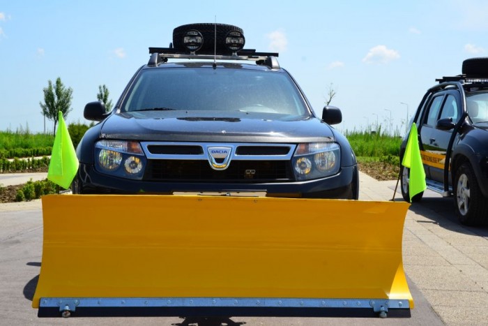 A Dacia, és ami mögötte van 20 Tolólapos Duster, hátul sószóró berendezés is van