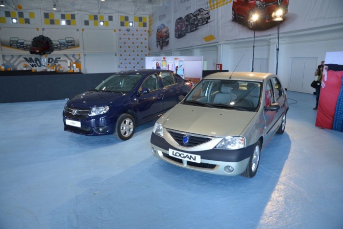 A Dacia, és ami mögötte van 2 Jobb oldalon az első, mellett pedig a legfrissebb Logan generáció