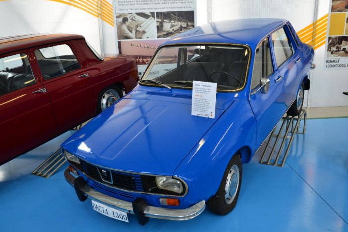 A Dacia, és ami mögötte van 1 Dacia 1300, a Tituban található fejlesztési központban