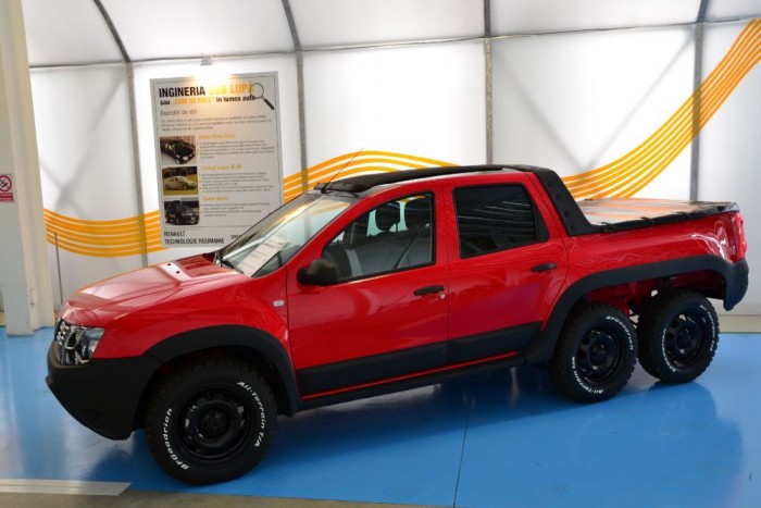 A Dacia, és ami mögötte van 28 Hatkerekű Dustruck - Román egyetemisták tervezték, hogy bebizonyítsák az autó egy tonna feletti terhet is képes szállítani. A modell sorozatgyártásáról nincs szó, és ne gondoljunk mindjárt egy 6x6-os járműre, ugyanis a hátsó kerekek nem motorizáltak.