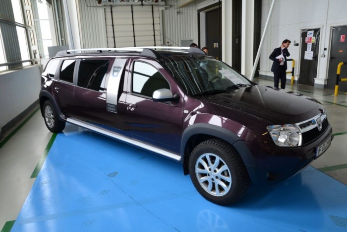 A Dacia, és ami mögötte van 29 Duster limuzin - Szintén egyetemisták készítették, néha használják is VIP utasok szállítására. Hátul négy bőrfotel található, minibár, asztal, és két tv.