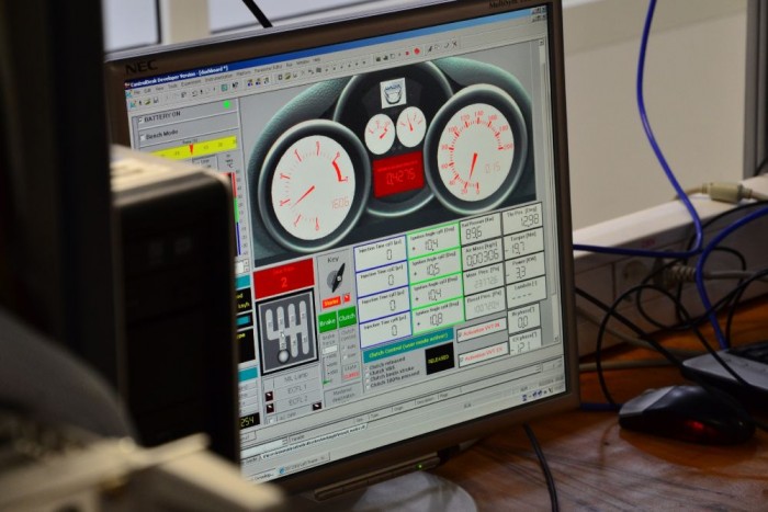 A Dacia, és ami mögötte van 25 Különböző szoftverek segítségével állítják be az autók elektronikai rendszerét