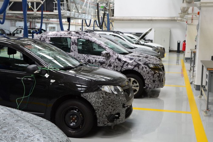 A Dacia, és ami mögötte van 26 Álcázott Daciák hada, ezeket is lehetett fényképezni, bár elég gyorsan továbbtereltek minket