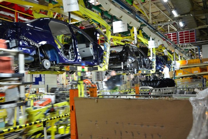 A Dacia, és ami mögötte van 10 Az itt dolgozó alkalmazottak száma eléri a 8000-et, átlagkeresetük bruttó 4000 lei (275 ezer forint), plusz ingyenes buszjáratok szállítják őket, és az ebéd is grátisz. Szóval igazán szerencsésnek mondhatják magukat az itt dolgozók, hiszen dupla annyit vihetnek haza mint máshol robotoló honfitársaik. Persze ez átlagfizetés, a soron dolgozó melós biztosan kevesebbet kap.