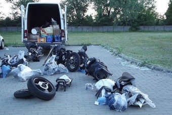 Hat motorkerékpár ömlött ki a furgonból