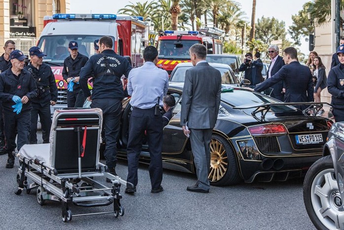 Egyenruhások rongálták meg a luxusautót 6