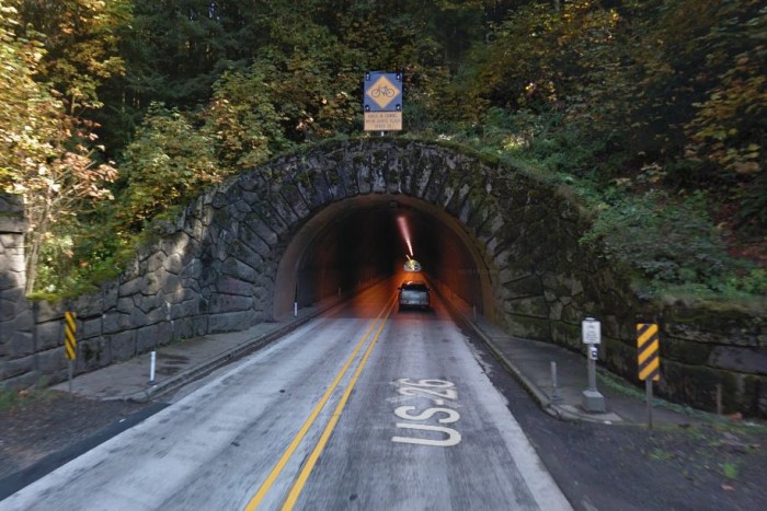 Hivatalos: megvan a világ legostobább sofőrje 3 | Vezess Igazán nem hosszú az alagút, innen látszik a vége. A bejárat fölötti tábla kerékpáros-védelmi eszköz: ha a bringás megnyomja a kép jobb szélén látható oszlopra szerelt gombot, villog a tábla, lassú haladásra intve az autósokat.