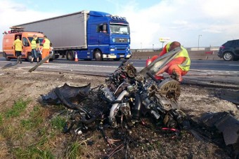 A nap képe: kiszakadt a furgon motorja az M0-son