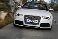 Ki tudja, meddig kergethetjük 8000 fölé az Audi V8-as szívómotorját, amely túlélte az M3 nyolchengeresét. Az RS 5 Cabriolet a legjobb társ az álomszerű motorhoz