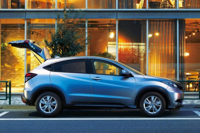 Miben jobb a Toyota a BMW-nél? 8 4. Honda 3144 mrd Ft (+14%). Az autórajongók vagy 10 éve nem értik a Honda modellstratégiáját, a penge sportos folyamatos arculat erózióját. Ám az ügyféltömegek fejében a Honda minőségi és csekély környezetterhelésű autók gyártójaként él. Hibridjük például 1999 óta van (a kétszemélyes első Insight). A képen egy hibrid Honda Vezel