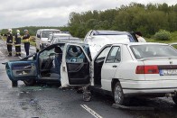 Négy autó és egy motorkerékpár ütközött össze Győr közelében, Kónynál csütörtök délelőtt.