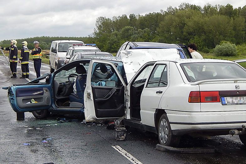 Négy autó és egy motorkerékpár ütközött össze Győr közelében, Kónynál csütörtök délelőtt.