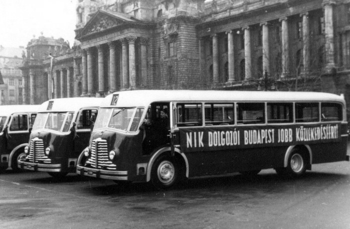 MÁVAG Tr5 típusú autóbuszok egy korabeli képen 