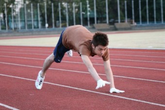 Kutyának hitte magát, autókat kergetett