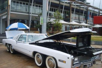 Nyolckerekű limuzin medencével, grillsütővel