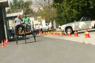 Sima aszfaltburkolaton kis gyakorlással még a kakasülőről szédítőnek tűnő, 16 km/órás végsebességnél is egész jól elboldogultam vele