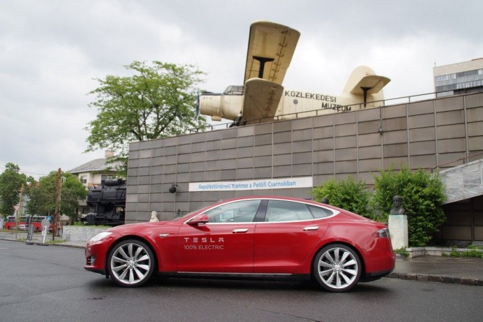 Tényleg olyan fantasztikus, ahogy mondják! 6 | Vezess A Tesla majdnem akkora fejlődés egy belsőégésű motoros autóból nézve, mint a repülés