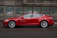 2959 mm, csaknem 3 méter a tengelytáv, nagyon tágas autó a Tesla