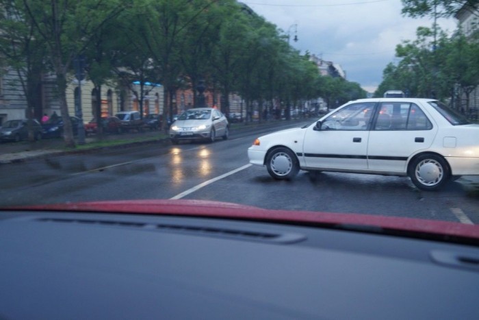 Tényleg olyan fantasztikus, ahogy mondják! 7 Azért van, amivel a Teslában sem könnyű megbirkózni: szuzukis, aki szerint bárhol át lehet menni keresztben az Andrássyn