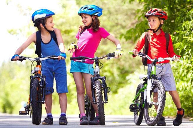 Nagyobb a veszély, ha sisakban bringázunk?