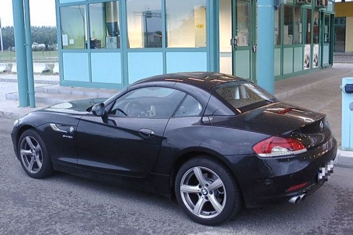 Át akarta vinni a határon a bérelt BMW-t 7