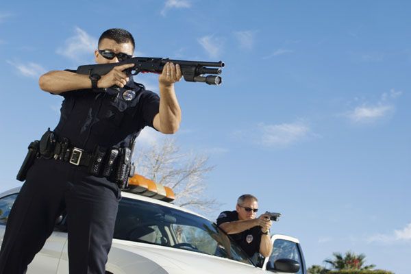 Rendőr lőtt rá egy kocsiban enyelgő párra