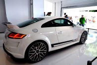 Audi TT quattro sport concept - A motorház alatt megbújó 2,0 literes TFSI motor teljesítménye 420 lóerő, ami új csúcsérték a kétliteres kategóriában. Ez literenként 210 lóerőt jelent, és 2400-6300 percenkénti fordulatszám tartományban 450 newtonméteres nyomatékot. Részletek itt!